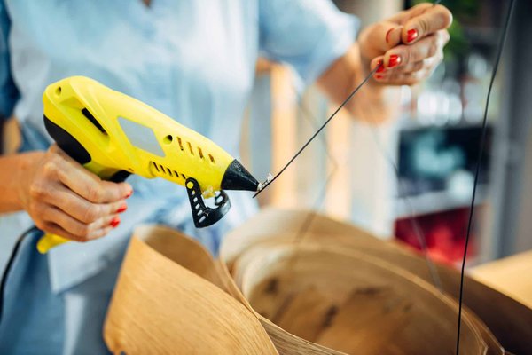 Pistolet à colle : différents types, domaine d'utilisation et conseils pour faire le bon choix
