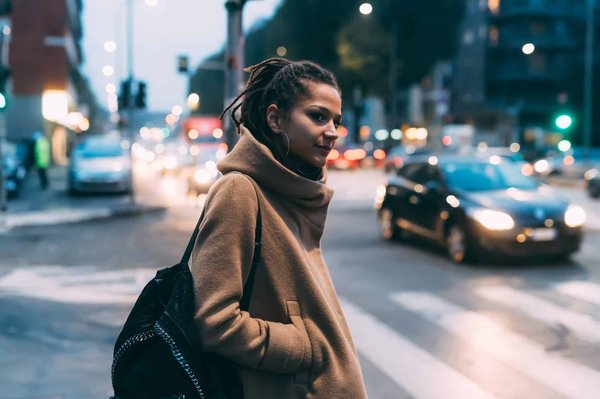 Quelles sont les étapes de la pose d'un papier peint au style industriel ?